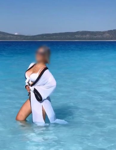 Alev-alev ön sevişme yapan eskort Arife