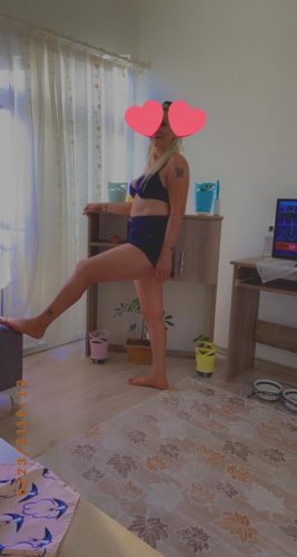 Alev-alev oral yapan Adile