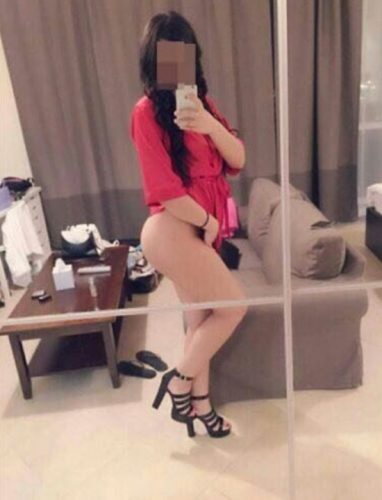 Baştan çıkaran ön sevişme yapan eskort Nur