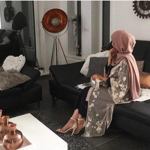 Cazibeli eve gelen kız Ayşen