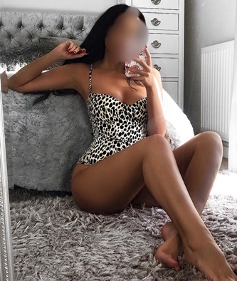 Cazibeli oral yapan Nur