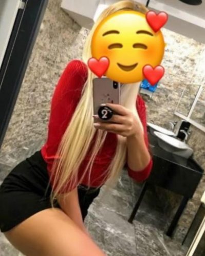 Cıvıl-cıvıl buğday tenli kız Revan