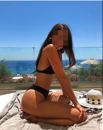 Cıvıl-cıvıl kumral kız Feriha