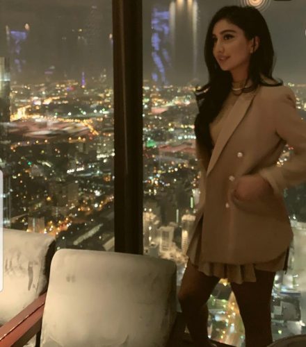 Elit sarışın kız Mimoza