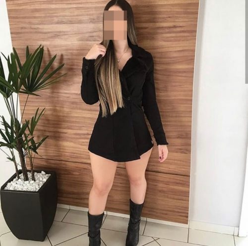 Etkileyici esmer kız Ege