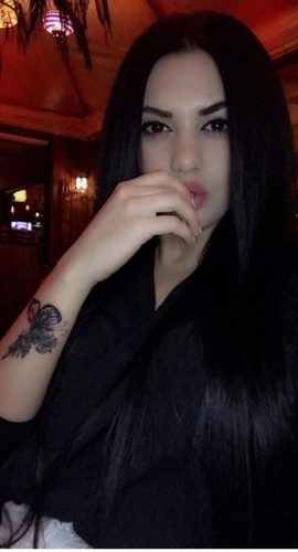 Etkileyici genç bayan Buse