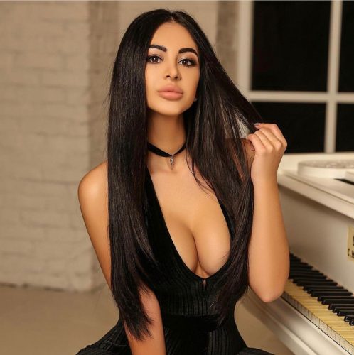 Gösterişli buğday tenli kız Ceyla