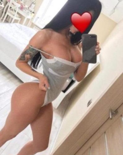 Gösterişli öpüşmeyi seven escort Hediye