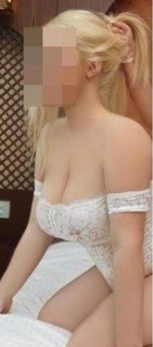 Neşeli kaprissiz bayan Ayça