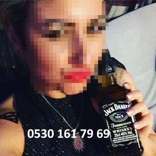 Neşeli kendi yeri olan hatun Kerime