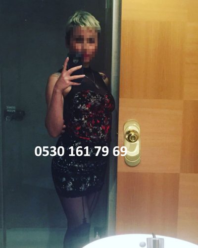 Neşeli kendi yeri olan hatun Kerime
