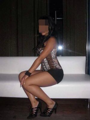 Samimi eve gelen kadın Nezaket